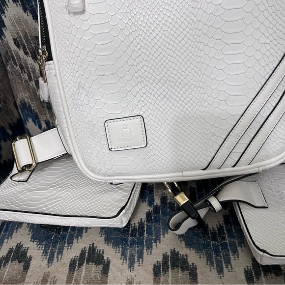 Tote Carry Vegan Leather Backpack
Crocodile Skin - Picture 9 of 16